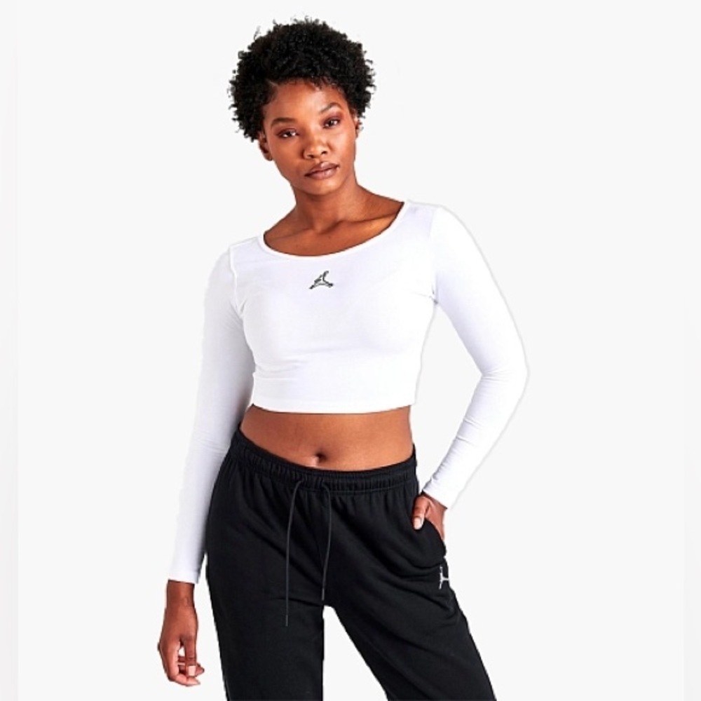 NIKE JORDAN
White Flight Long Sleeve T- SIZE L.